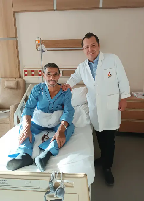 Prof. Dr. Tayfun Aybek ve Kalp Cerrahisi Ekibi Prof. Dr. Tayfun Aybek ve Kalp Cerrahisi Ekibi